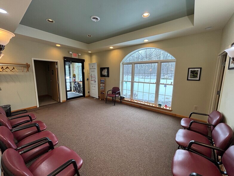 More Photos Of 165 W Shore Blvd, Newark Flex For Sale