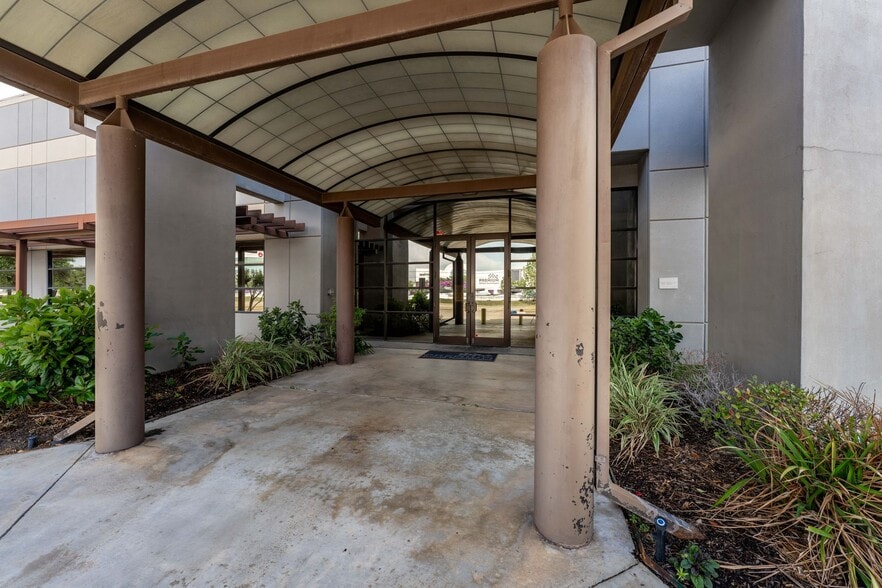 More Photos Of 10600 W Sam Houston Pky N, Houston Warehouse For Lease