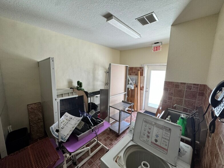 More Photos Of 5633 Metrowest Blvd, Orlando Veterinarian Kennel For Lease