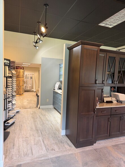 More Photos Of 65 Louis St, Newington Flex For Lease