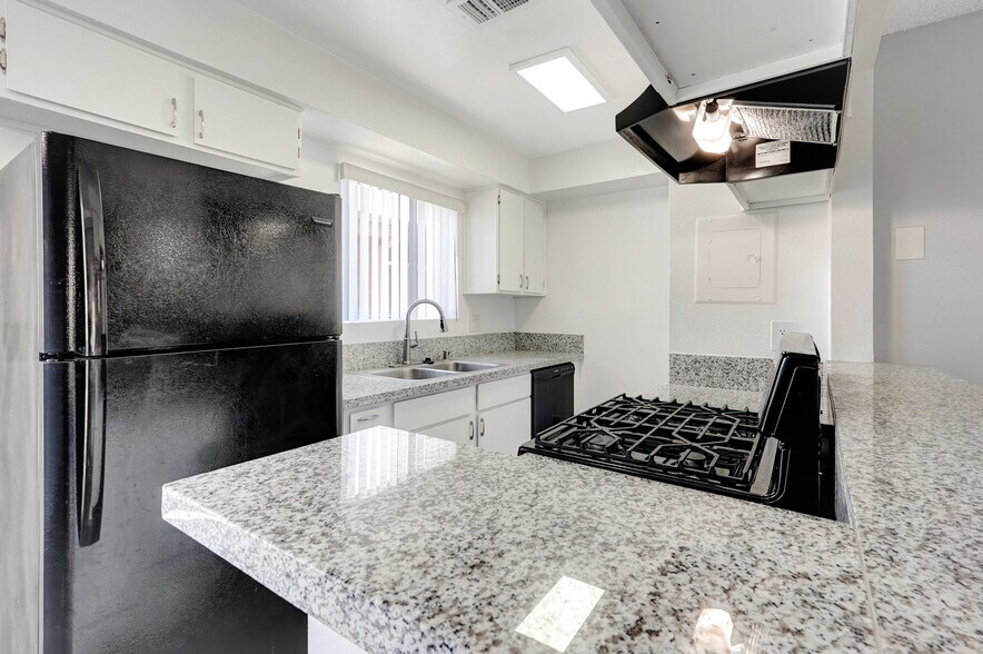 More Photos Of 18547 Saticoy St, Reseda Apartments For Sale