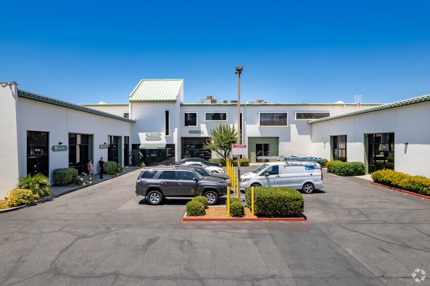 More Photos Of 21110-21132 Vanowen St, Woodland Hills Light Manufacturing For Lease