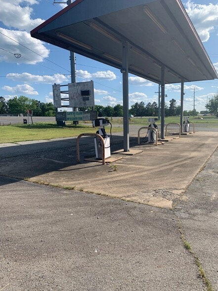 More Photos Of 16508 Hwy 65 S, Damascus Service Station For Sale