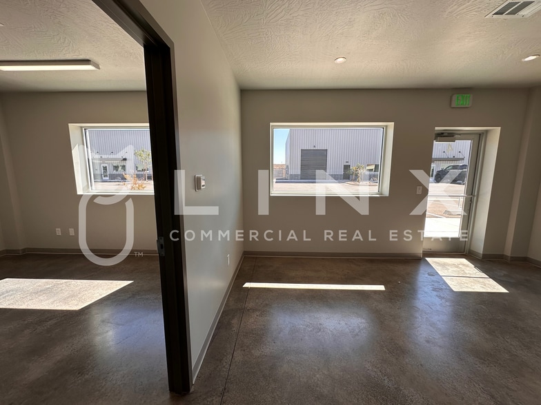 More Photos Of 563 S Commerce Dr, Hurricane Industrial For Lease