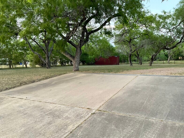 More Photos Of 1310 W Grand Ave, Yoakum Veterinarian Kennel For Sale