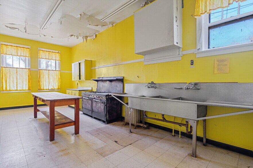 More Photos Of 318 E 74th St, Chicago Specialty For Sale