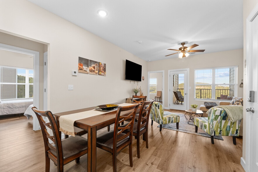 More Photos Of 3002 N Vineyards Ter, Branson General Retail For Sale