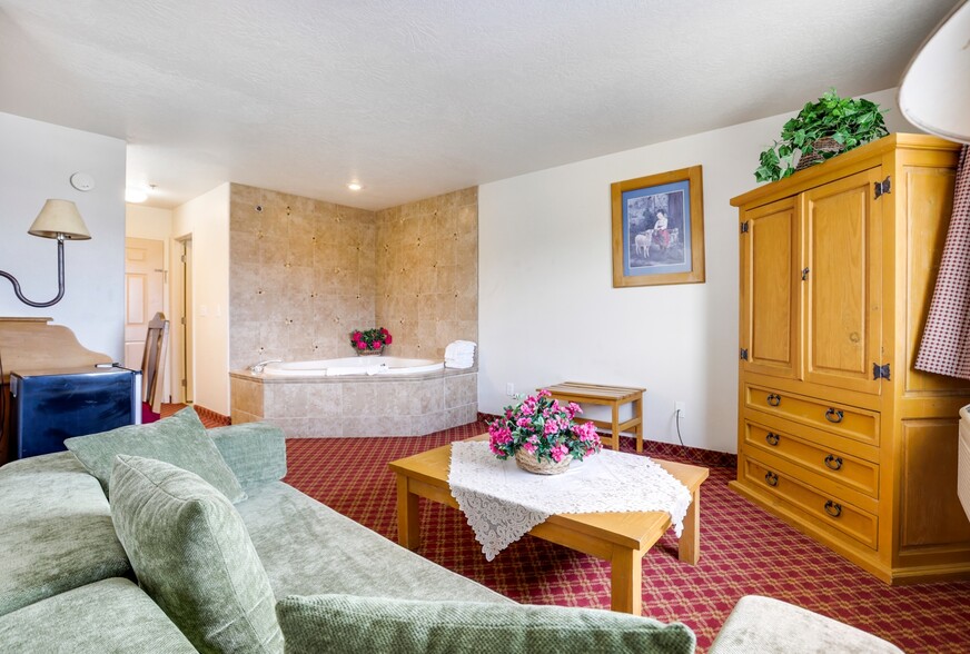 More Photos Of 2019 N Poplar St, Leadville Hotel For Sale