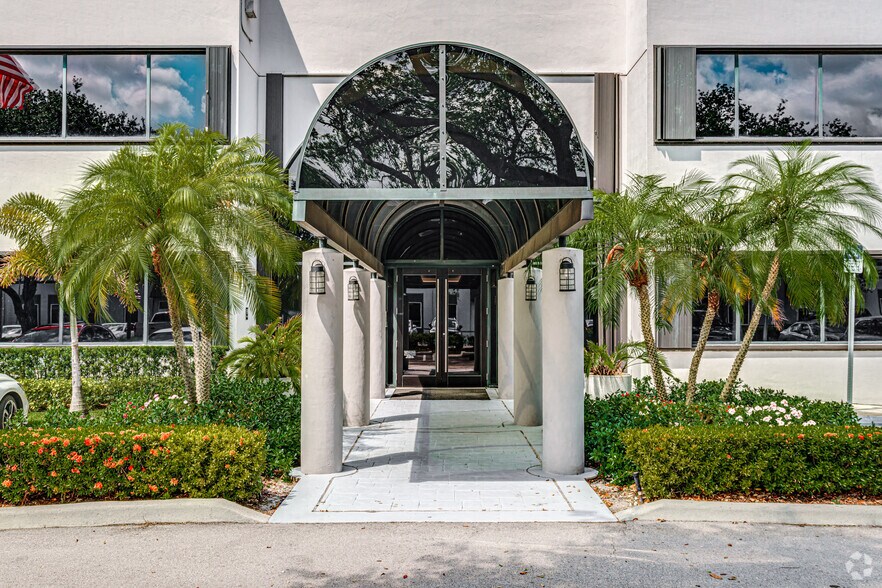 More Photos Of 14261 Commerce Way, Miami Lakes Office For Lease