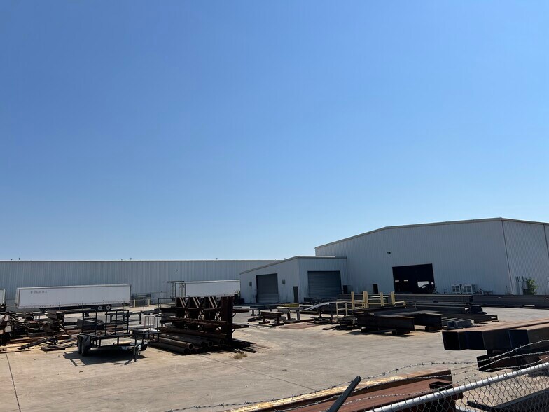 More Photos Of 3621 Shelby Ln, Denton Manufacturing For Lease