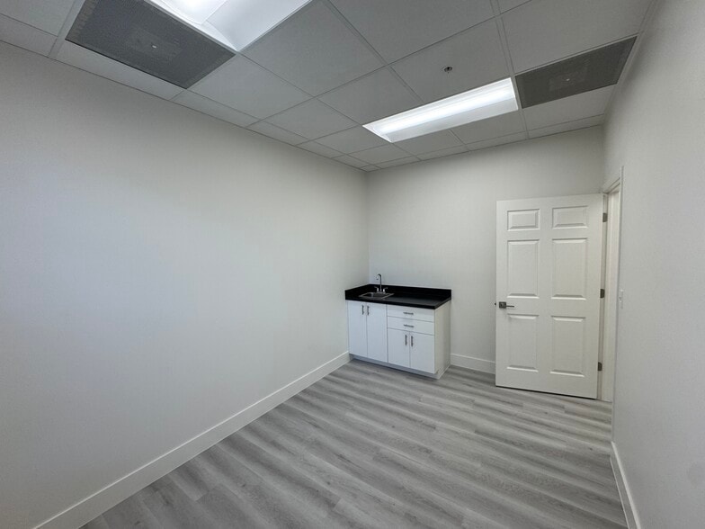 More Photos Of 130 9th St N, Naples Medical For Sale