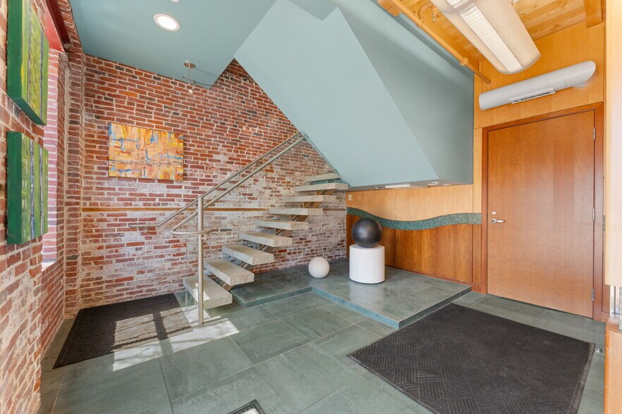 More Photos Of 40R Merrimac St, Newburyport Loft Creative Space For Lease