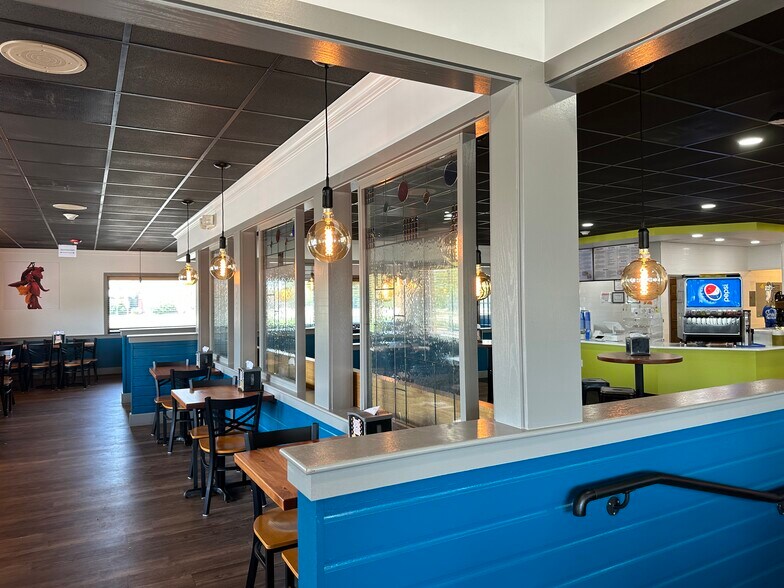 More Photos Of 900 Riverside Dr, East Peoria Restaurant For Sale