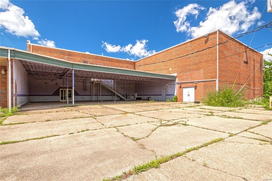 More Photos Of 512 Old Route 66, Saint Robert Showroom For Sale