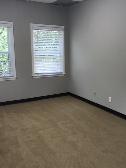 More Photos Of 400 Main St, Hilton Head Office For Lease