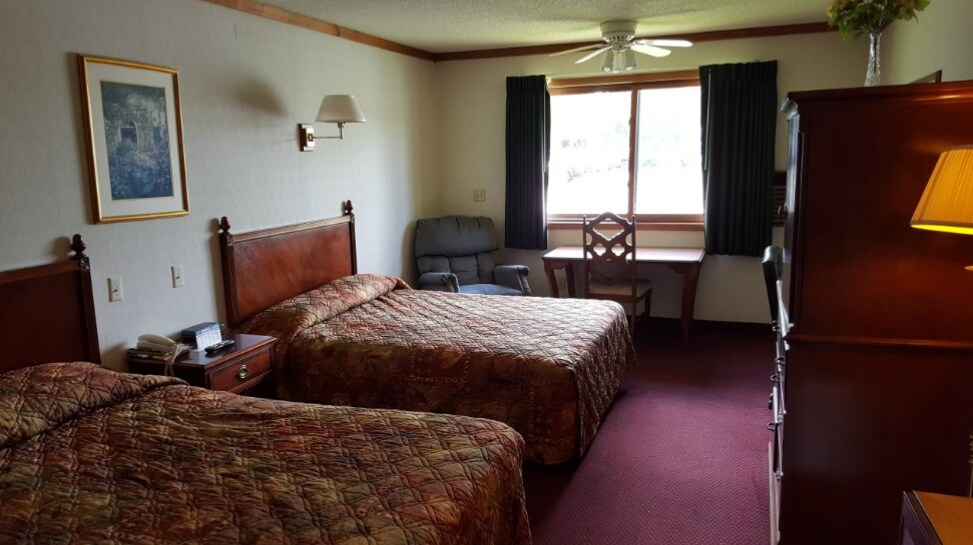 More Photos Of 2102 E Main St, Albert Lea Hotel For Sale