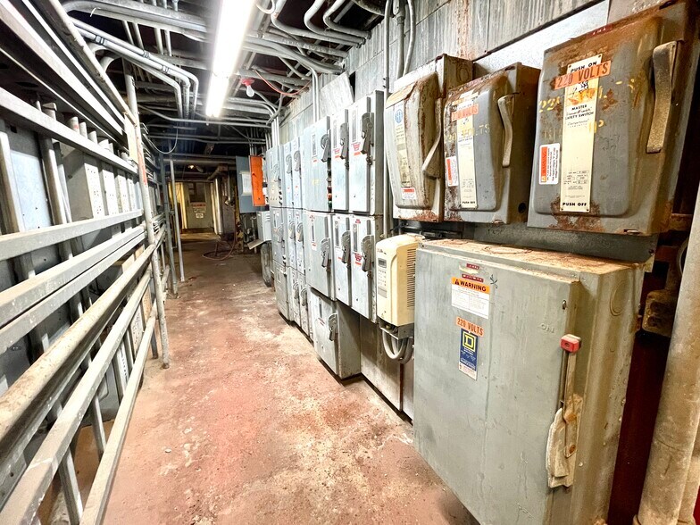 More Photos Of 2004 N University St, Peoria Industrial For Sale