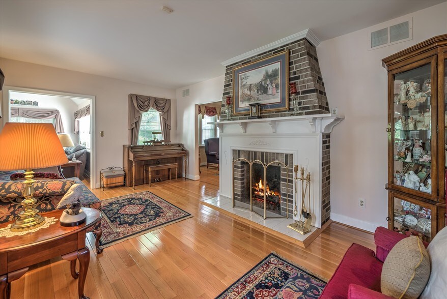 More Photos Of 1808-1810 Mount Holly Rd, Burlington Flex For Sale