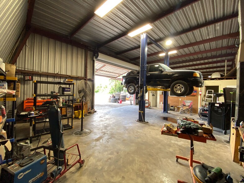 More Photos Of 8491 US Highway 281 N, Spring Branch Showroom For Sale