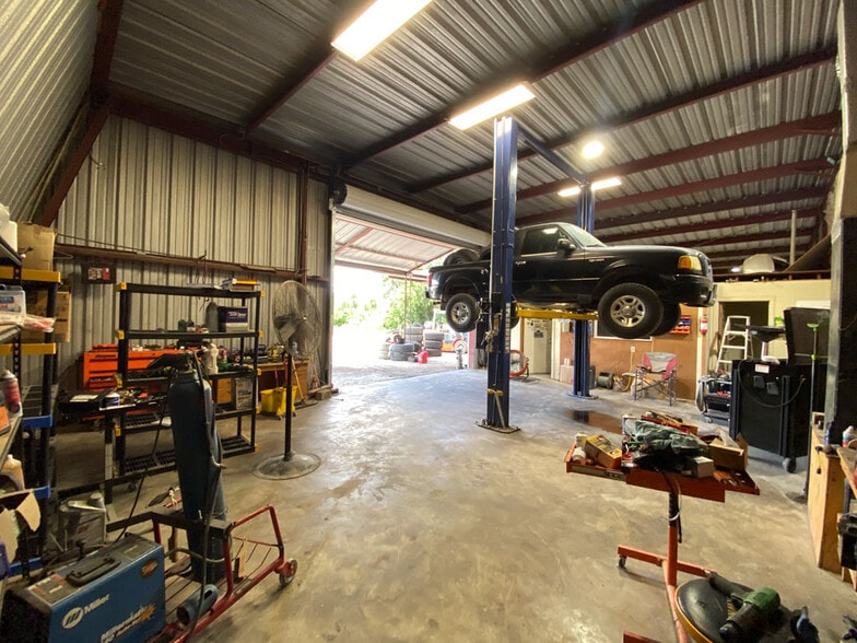 More Photos Of 8491 US Highway 281 N, Spring Branch Showroom For Lease