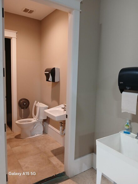 More Photos Of 6210 N W St, Pensacola Storefront Retail Office For Lease