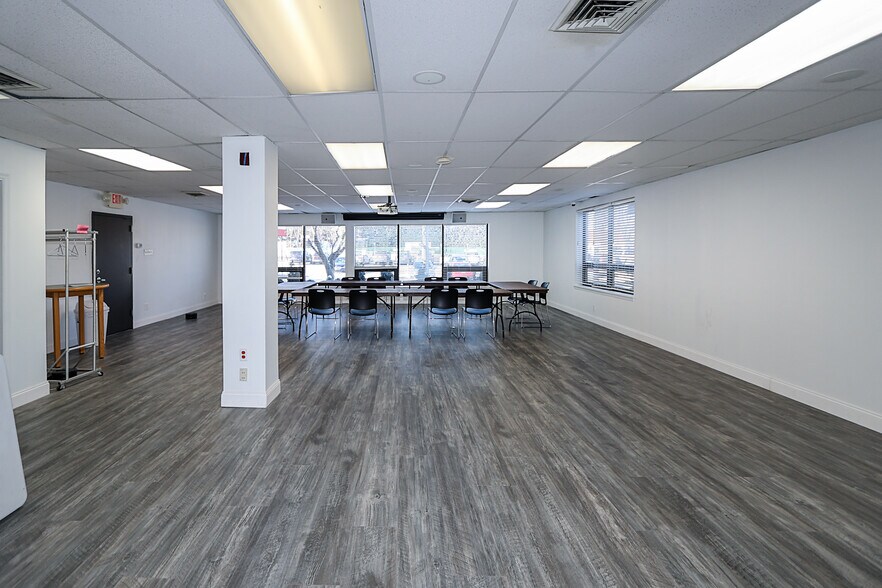 More Photos Of 40 Railroad Ave, Glen Head Flex For Lease