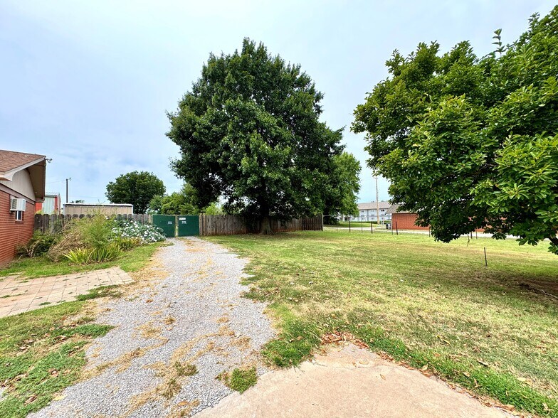 More Photos Of 2804 S 4th St, Chickasha Office For Sale