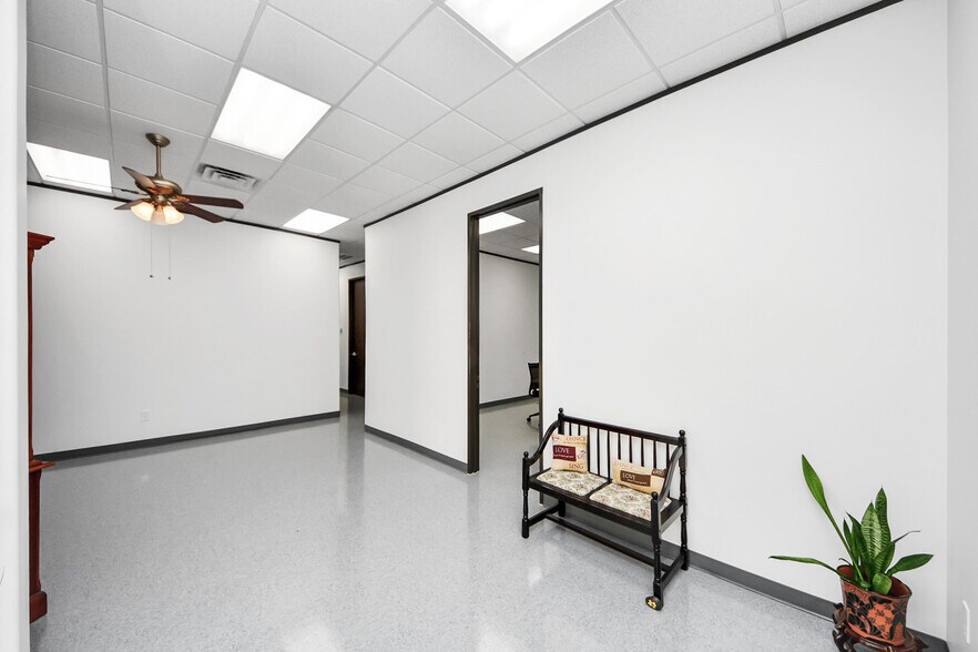 More Photos Of 1335 Space Park Dr, Houston Office For Lease