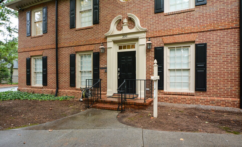 More Photos Of 8046 Roswell Rd, Atlanta Office For Sale