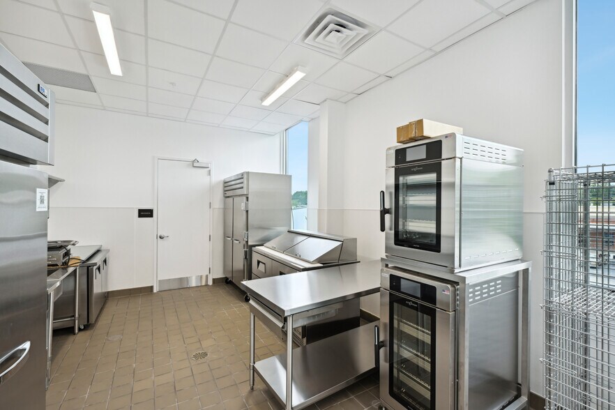 More Photos Of 159 Armour Dr NE, Atlanta Showroom For Lease