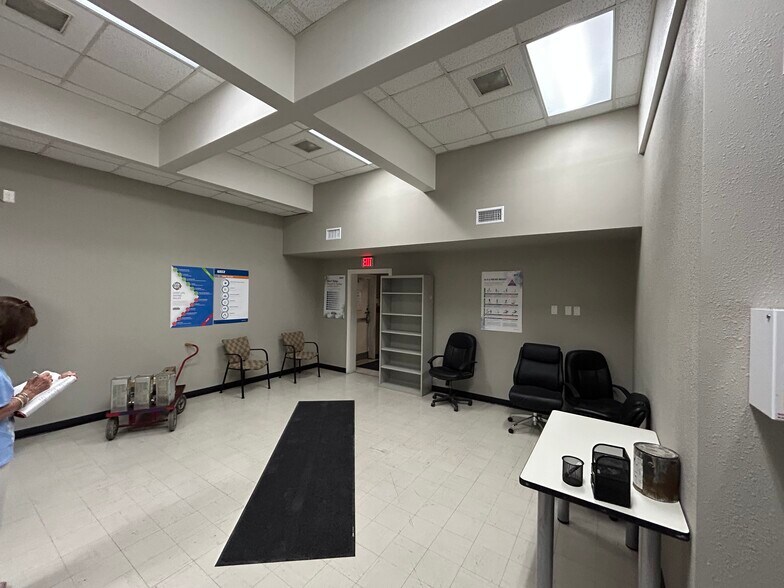 More Photos Of 1440 Spindletop Rd, Beaumont Office For Lease