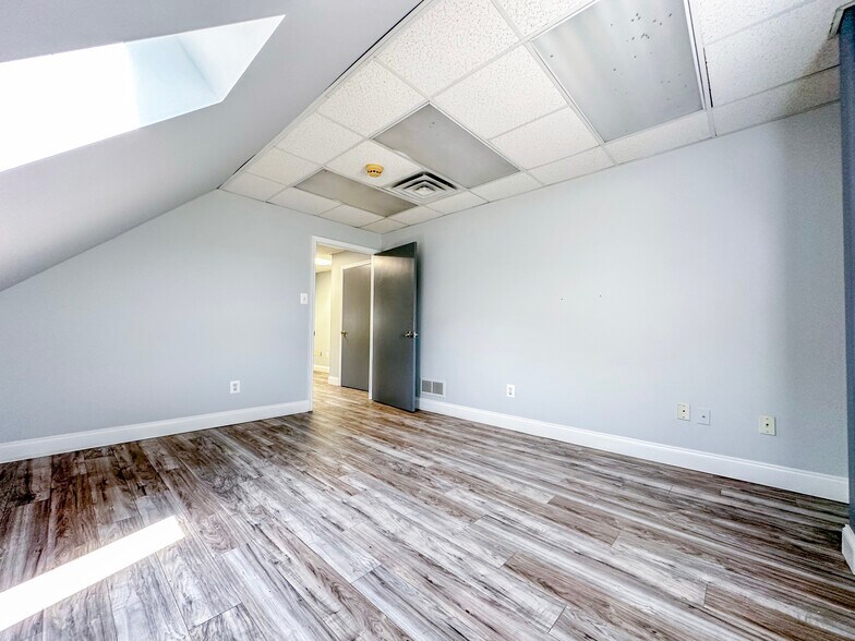 More Photos Of 406 E Pennsylvania Blvd, Feasterville Trevose Light Distribution For Lease
