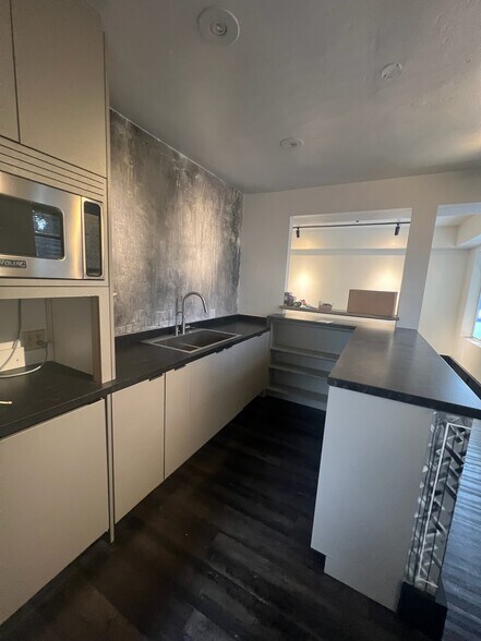 More Photos Of 7540-7542 Fay Ave, La Jolla Storefront Retail Office For Lease