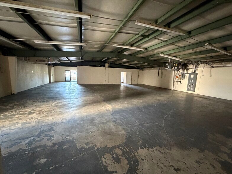 More Photos Of 1913 US 41 Hwy SW, Calhoun Flex For Lease