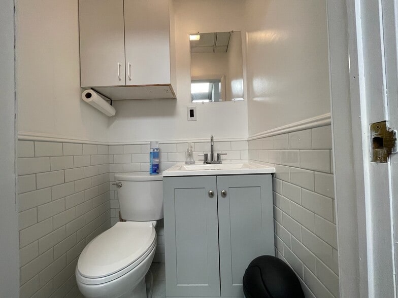 More Photos Of 90 Main St, Mineola Storefront Retail Residential For Lease