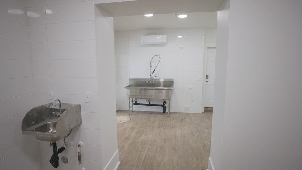 More Photos Of 550 N 1st St, Woodburn Office For Sale