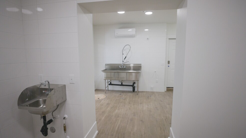 More Photos Of 550 N 1st St, Woodburn Office For Sale