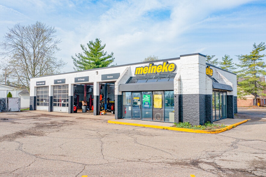 Primary Photo Of 1315 Main St, Hamilton Freestanding For Sale