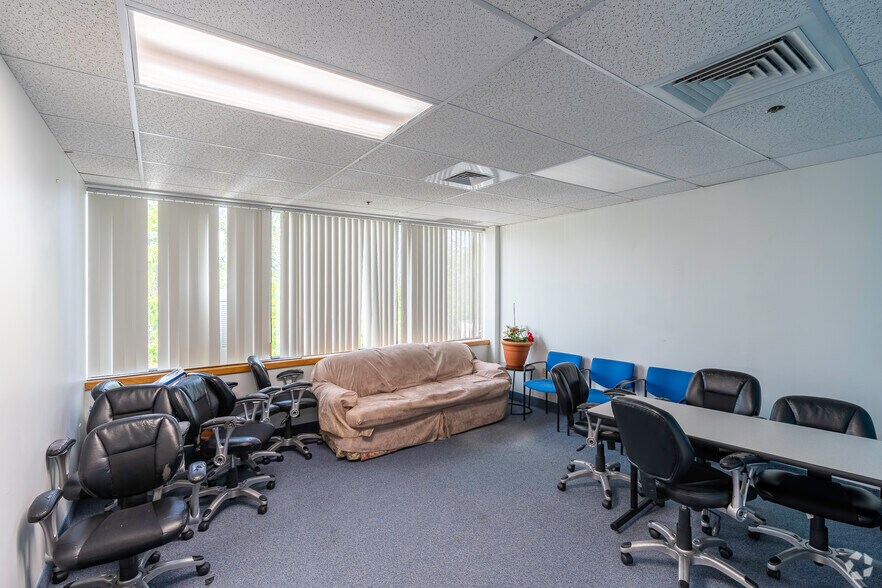 More Photos Of 28 Lord Rd, Marlborough Office For Lease