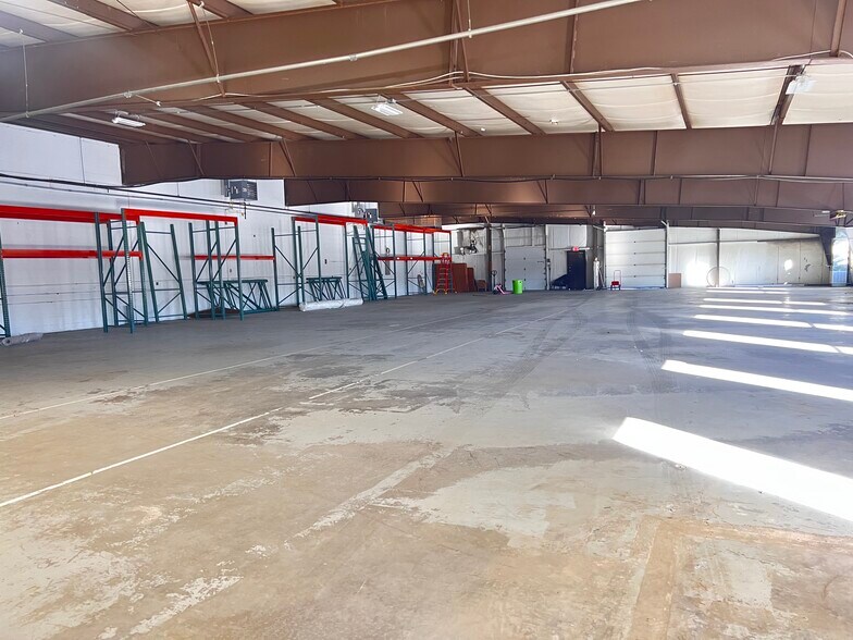 More Photos Of 2 Commerce Dr, North Branford Warehouse For Lease