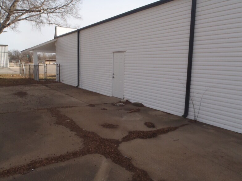 More Photos Of 2025 McLarty Dr, Newport Office For Sale
