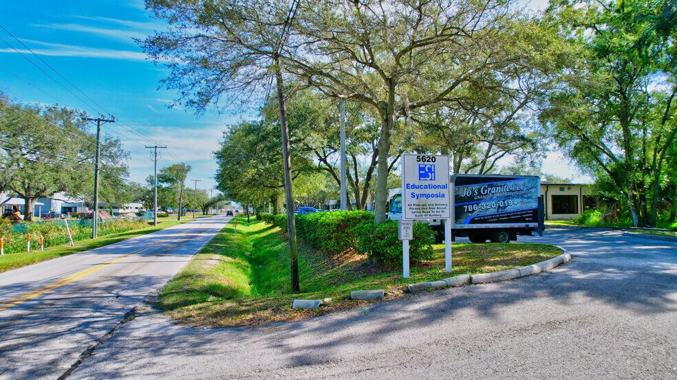 More Photos Of 5620 W Sligh Ave, Tampa Loft Creative Space For Lease