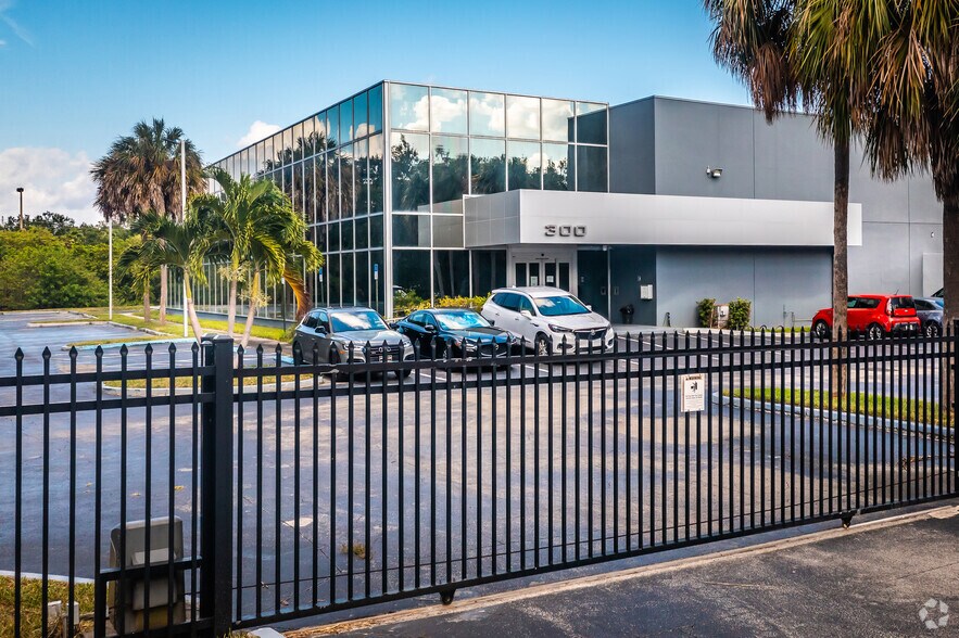 More Photos Of 300 Oakwood Ln, Hollywood Flex For Sale