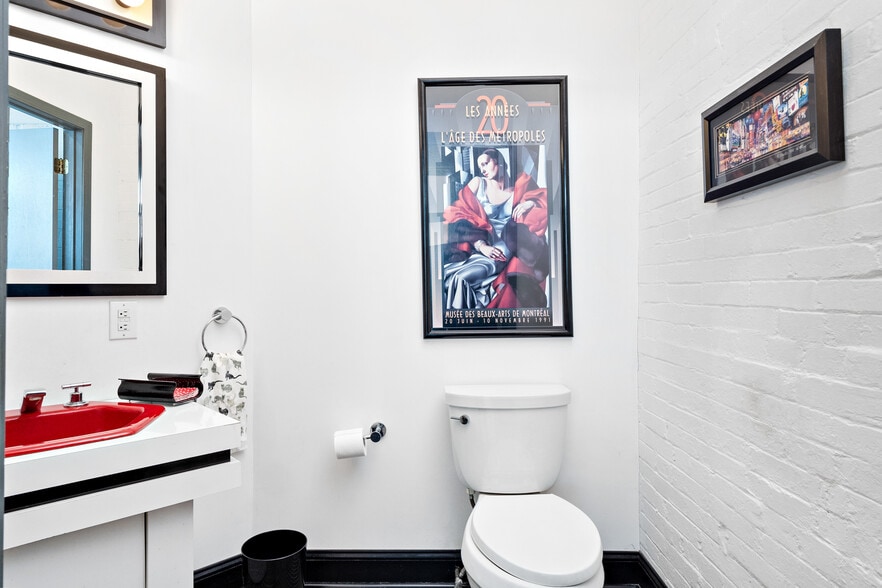 More Photos Of 2007-2009 Locust St, Saint Louis Storefront Retail Residential For Lease