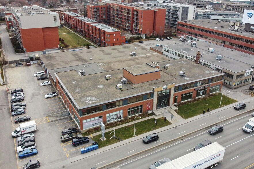 More Photos Of 4360 Ch de la Côte-de-Liesse, Mt Royal Showroom For Sale