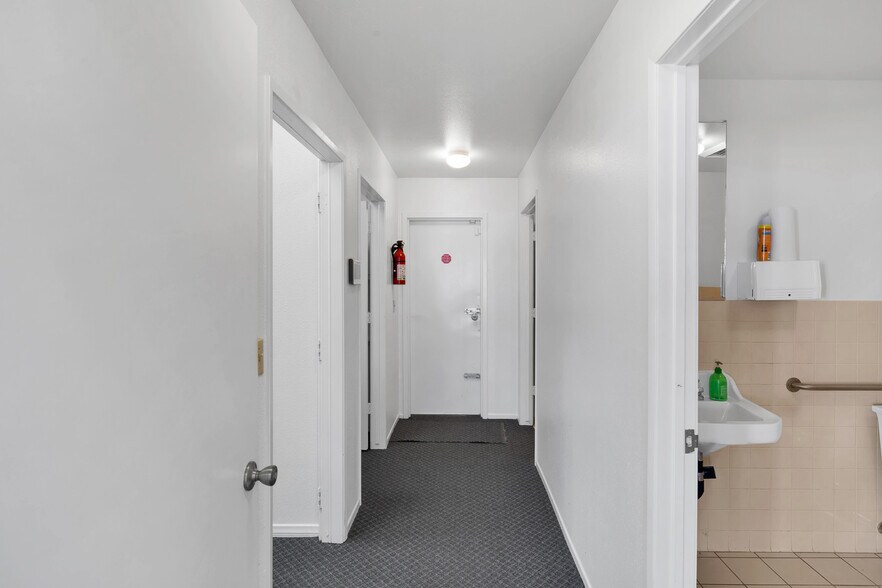 More Photos Of 2660 Pearblossom Hwy, Palmdale Office Residential For Sale