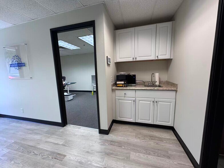 More Photos Of 555 W Lambert Rd, Brea Warehouse For Lease