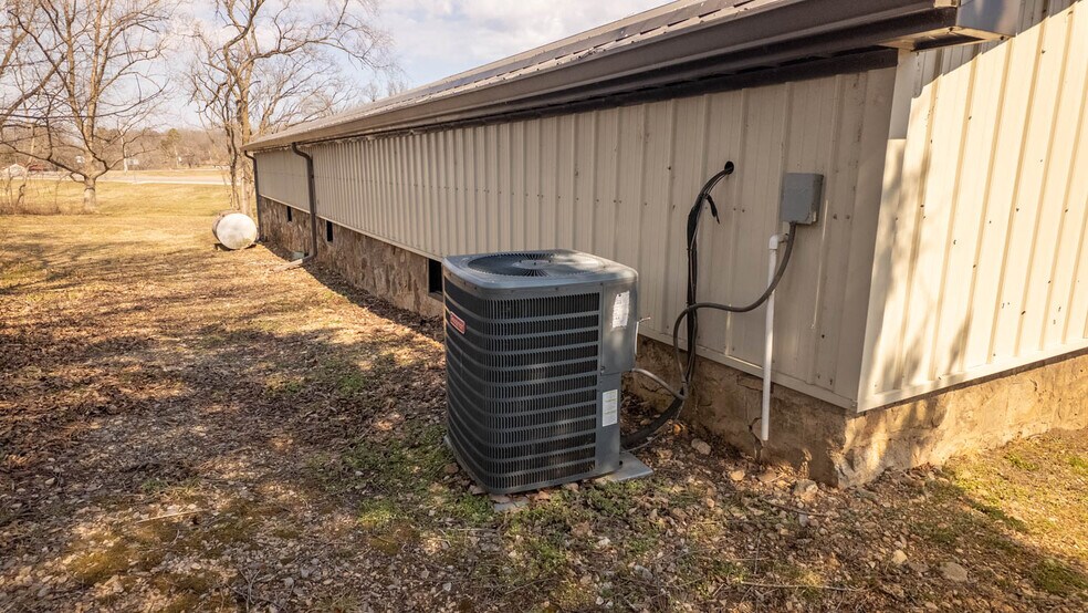 More Photos Of 105 E Couch St, Alton General Retail For Sale