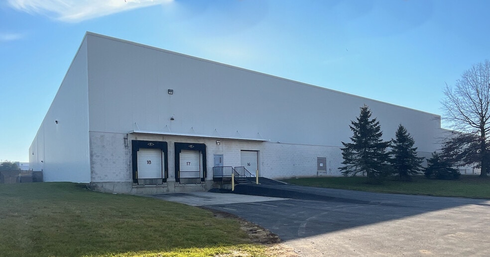 More Photos Of 600 Bartlett Dr, York Warehouse For Lease