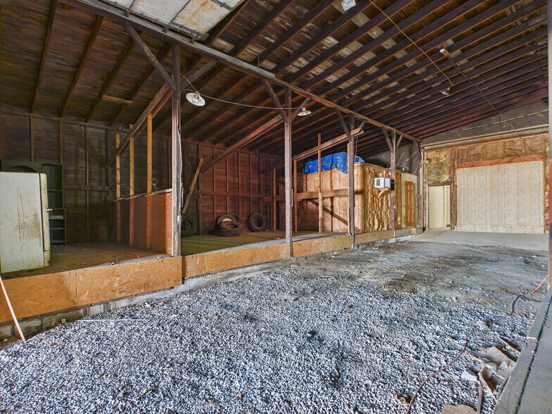 More Photos Of 201 W High St, Edwardsville Showroom For Sale
